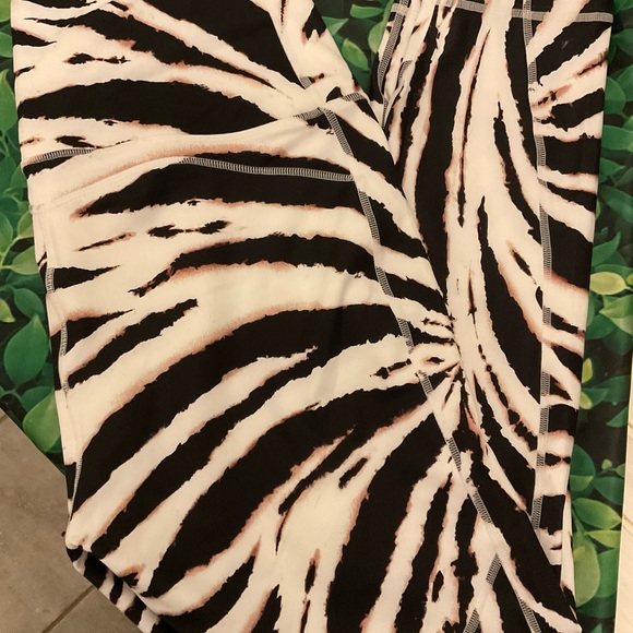 Fabletics 7/8 Zebra print Leggings - Picture 3 of 6
